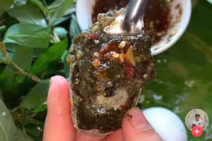 Hình ảnh trứng ung được một tài khoản mạng đăng tải trên TikTok. Ảnh chụp màn hình 