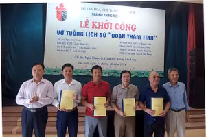 Ban Giám đốc Nhà hát Tuồng Việt Nam trao kịch bản 'Đoạn thâm tình' cho ê-kíp sáng tạo tại lễ khởi công dựng vở. Ảnh: Thái Hòa.