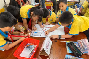 Học sinh Trường Tiểu học Đức Thọ (Hà Tĩnh) tham gia hoạt động học tập vẽ sơ đồ tư duy. Ảnh minh họa: INT