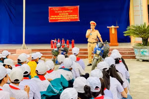 Công an huyện Bình Lục tuyên truyền Luật Giao thông đường bộ cho học sinh Trường THCS An Nội. Ảnh: V.A