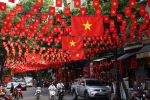 Nhiều tuyến đường của Hà Nội treo cờ hoa rực rỡ.