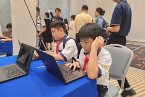 Học sinh ngồi sai tư thế cũng gây nên hội chứng đau cổ vai cánh tay. Ảnh minh họa