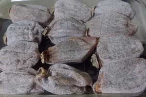 Không ít bí mật từ 'áo' phấn trắng của hồng treo gió. Ảnh: Quốc Bình