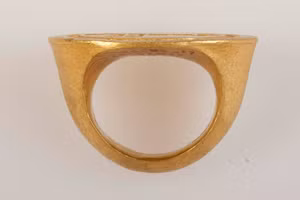 Nhẫn bằng vàng khắc chữ Phạn thuộc nền văn hóa Óc Eo. Ảnh: Bảo tàng LSQGVN