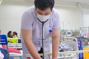 Bác sĩ thăm khám cho một bệnh nhi bị ngộ độc tại Khoa Cấp cứu và Chống độc, Bệnh viện Nhi Trung ương. Ảnh: BVCC