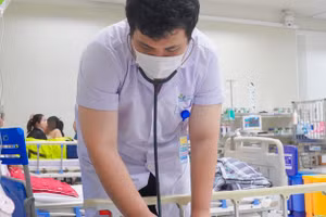 Bác sĩ thăm khám cho một bệnh nhi bị ngộ độc tại Khoa Cấp cứu và Chống độc, Bệnh viện Nhi Trung ương. Ảnh: BVCC