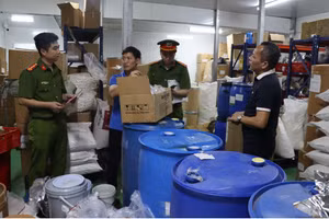 Lực lượng chức năng kiểm tra kho nguyên liệu chế biến các sản phẩm của Gold Care.