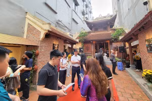 Khách tham quan nhộn nhịp tại đình Hà Vỹ.