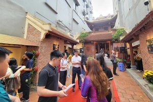 Khách tham quan nhộn nhịp tại đình Hà Vỹ.