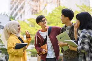 Tân cử nhân Malaysia gặp khó khăn với mức lương khởi điểm thấp.