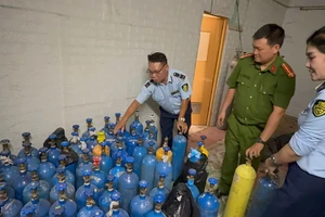 Cơ quan chức năng kiểm tra số hàng hóa.