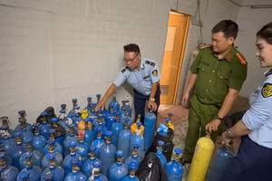 Cơ quan chức năng kiểm tra số hàng hóa.