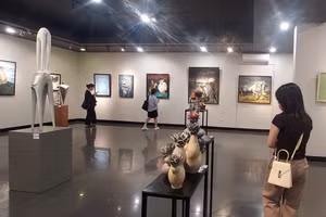 Triển lãm 'Dăng tay' thu hút sự quan tâm của công chúng. Ảnh: Bình Thanh.