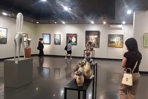 Triển lãm 'Dăng tay' thu hút sự quan tâm của công chúng. Ảnh: Bình Thanh.