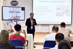 Ông Trần Duy Đông giới thiệu về giải pháp tổng thể cho phòng học thông minh 4.0.