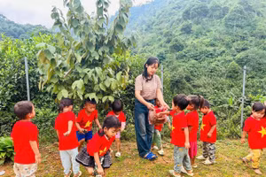 Cô Sộng Me Chung bên những em học sinh Làng Mảnh. Ảnh: Đức Hạnh