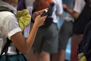Singapore siết chặt thời gian sử dụng điện thoại trong trường học.