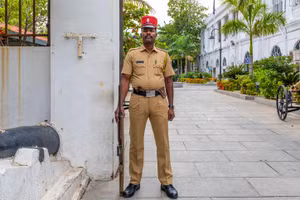 Cảnh sát giám sát tại ký túc xá Đại học Delhi, Ấn Độ.