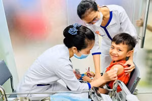 Trẻ cần được tiêm đủ mũi vắc-xin phòng sởi.