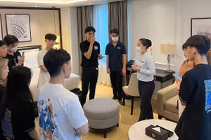 Sinh viên ngành Quản trị khách sạn, Trường ĐH Hoa Sen (TPHCM) được thực nghiệm tại khách sạn. Ảnh: HSU 