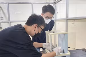 Nhóm sinh viên nghiên cứu vật liệu và thiết bị lưu trữ năng lượng có tuổi thọ cao, thân thiện với môi trường. Ảnh: ĐH Bách khoa Hà Nội