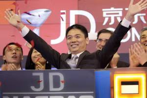 Tỷ phú Richard Liu Qiangdong đã tặng tiền và quà cho những người cùng làng hàng năm để bày tỏ lòng biết ơn.