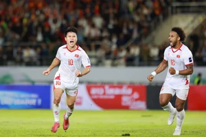 Tuấn Hải (bên trái) ăn mừng bàn thắng trong trận Việt Nam thắng Lào 2-0. Ảnh: INT 