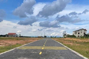 Đất ở xã Toàn Lưu được nhà đầu tư tự bỏ tiền thảm nhựa, mở đường, phân lô bán nền. Ảnh: V.T