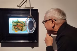 Nhà nghiên cứu mỹ thuật Ngô Kim Khôi cho biết, rất ngỡ ngàng khi thay đổi góc nhìn các tác phẩm trong triển lãm 'Hội hè miên man'.