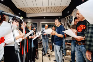 Các nghệ sĩ là cựu sinh viên Hà Nội những năm 1990 đang luyện tập cho đêm dạ hội.