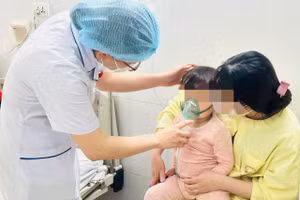 Trẻ mắc cúm A nhập viện tháng 2/2025. Ảnh: TTXVN