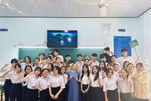 Tập thể 12A4 Trường THPT Trần Bình Trọng trong ngày lễ tri ân 20/11. Ảnh: NVCC