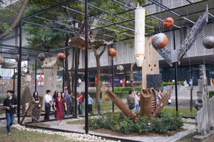 Không gian trưng bày sắp đặt nghệ thuật 'Chiến tranh và hòa bình'.