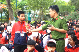 Học sinh Trường THCS Đồng Sơn (xã Nam Đồng) tham gia hoạt động tuyên truyền phòng, chống tác hại của thuốc lá.