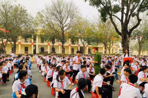 Học sinh Trường THCS Tây Sơn (phường Tam Điệp) tham gia hoạt động tuyên truyền phòng, chống tác hại của thuốc lá.