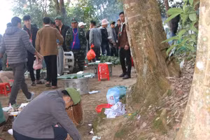 Người dân bản Lò Ma, xã Thu Lũm thực hiện nghi thức cúng rừng.