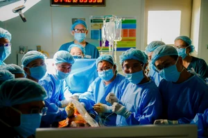 Các bác sĩ thực hiện phẫu thuật cho bệnh nhân. Ảnh: BVCC