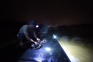 Thuyền ngư phủ thả lưới săn vờ từ lúc 3 giờ sáng, giữa dòng sông Hồng tĩnh lặng.