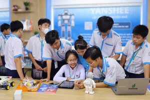 Học sinh Trường THPT Đầm Dơi ứng dụng trí tuệ nhân tạo trong học tập. Ảnh: QM