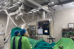 Bác sĩ thực hiện can thiệp mạch vành cho bệnh nhân. Ảnh: BVCC