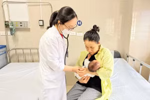 Sau khi được cấp cứu, dùng thuốc giải độc đặc hiệu, tình trạng trẻ đã dần ổn định. Ảnh: BVCC