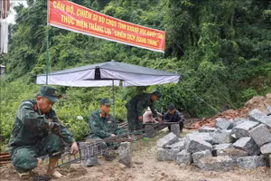 Cán bộ, chiến sĩ Ban Chỉ huy Phòng thủ khu vực 2 - Diên Khánh (Bộ Chỉ huy Quân sự tỉnh Khánh Hòa) giúp gia đình bà Lê Thị Tuyết (phường Nam Nha Trang, tỉnh Khánh Hòa) xây dựng nhà mới. Ảnh: TTXVN