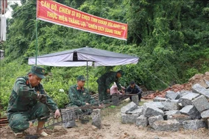 Cán bộ, chiến sĩ Ban Chỉ huy Phòng thủ khu vực 2 - Diên Khánh (Bộ Chỉ huy Quân sự tỉnh Khánh Hòa) giúp gia đình bà Lê Thị Tuyết (phường Nam Nha Trang, tỉnh Khánh Hòa) xây dựng nhà mới. Ảnh: TTXVN