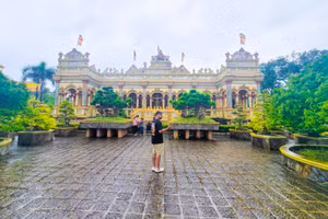 Chùa có kiến trúc Á - Âu hài hòa giao thoa giữa Pháp, La Mã, Thái, Miên, Chàm với những hàng cột thanh mảnh, vòm cong, hoa văn nhiều màu sắc.