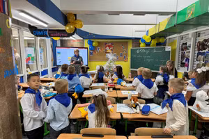 Học sinh Kharkiv, Ukraine, đón năm học mới dưới lòng đất.