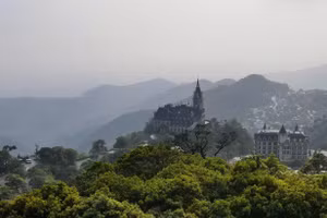 Bảng lảng thị trấn sương giăng giữa lưng trời