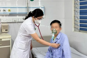 Bệnh nhân mắc phổi tắc nghẽn mạn tính do hút thuốc lá lâu năm. Ảnh: Bệnh viện Bệnh Nhiệt đới Trung ương