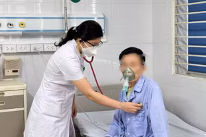 Bệnh nhân mắc phổi tắc nghẽn mạn tính do hút thuốc lá lâu năm. Ảnh: Bệnh viện Bệnh Nhiệt đới Trung ương