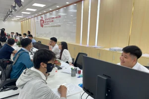 Người dân làm thủ tục hành chính tại Trung tâm Phục vụ hành chính công TPHCM. Ảnh: Hà An