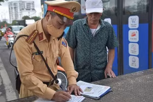 Cảnh sát giao thông làm việc với người vi phạm.